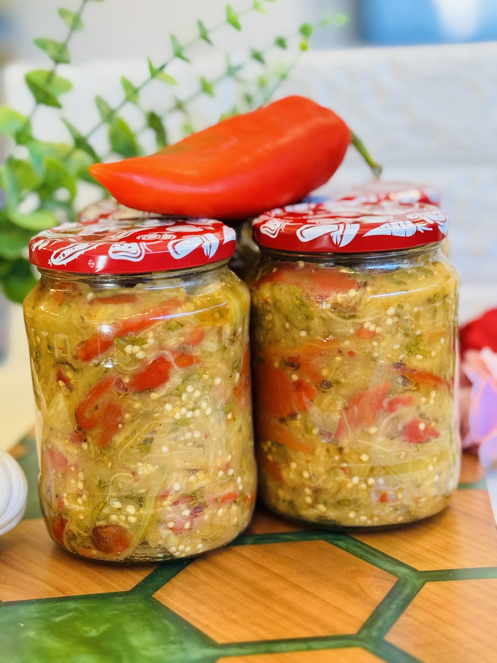 Salată de vinete cu ardei copți și usturoi la borcan