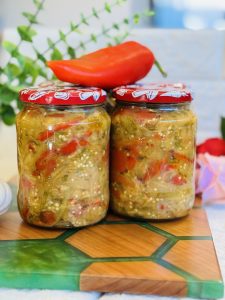 Salată de vinete cu ardei copți și usturoi la borcan