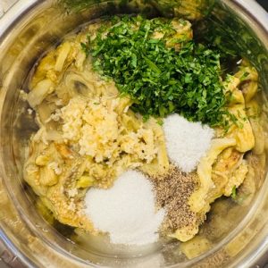 Salată de vinete cu usturoi si pătrunjel la borcan pentru iarnă