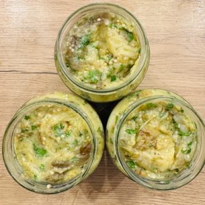 Salată de vinete cu usturoi si pătrunjel la borcan pentru iarnă