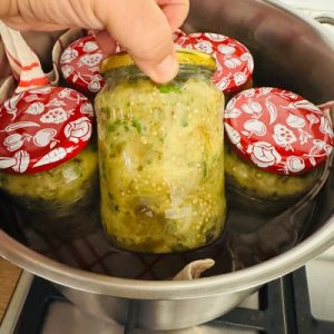 Salată de vinete cu usturoi si pătrunjel la borcan pentru iarnă