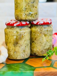 Salată de vinete cu usturoi si pătrunjel la borcan pentru iarnă