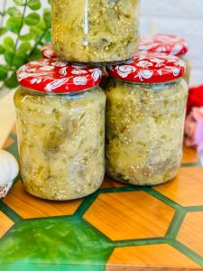 Salată de vinete cu usturoi si pătrunjel la borcan pentru iarnă