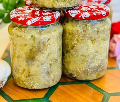 Salată de vinete cu usturoi si pătrunjel la borcan pentru iarnă