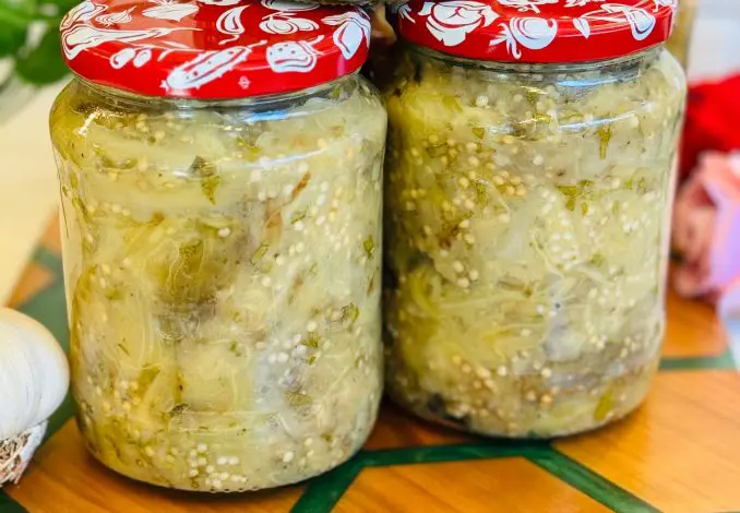 Salată de vinete cu usturoi si pătrunjel la borcan pentru iarnă