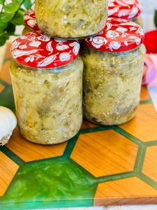 Salată de vinete cu usturoi si pătrunjel la borcan pentru iarnă