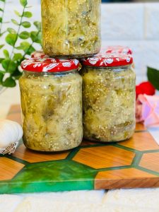 Salată de vinete cu usturoi si pătrunjel la borcan pentru iarnă