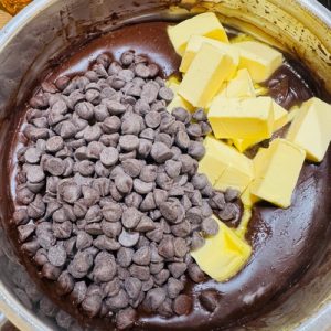 Tort Vlăduț cu cremă de ciocolată și fructe de pădure