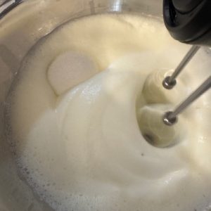 Tort Vlăduț cu cremă de ciocolată și fructe de pădure