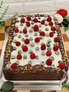 Tort Vlăduț cu cremă de ciocolată și fructe de pădure