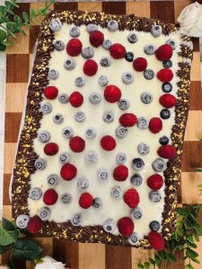 Tort Vlăduț cu cremă de ciocolată și fructe de pădure