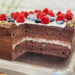 Tort Vlăduț cu cremă de ciocolată și fructe de pădure