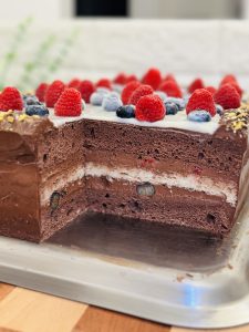 Tort Vlăduț cu cremă de ciocolată și fructe de pădure