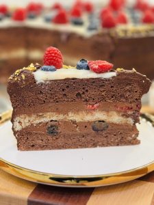 Tort Vlăduț cu cremă de ciocolată și fructe de pădure