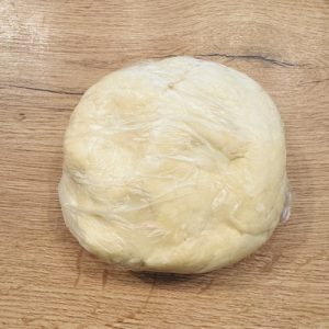 Cremeș fals cu foi fragede și cremă de vanilie 