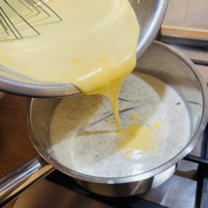 Cremeș fals cu foi fragede și cremă de vanilie 