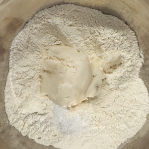 Cornulețe cu nucă și dulceață de caise