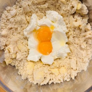 Cornulețe cu nucă și dulceață de caise