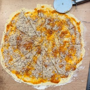Cornulețe cu nucă și dulceață de caise