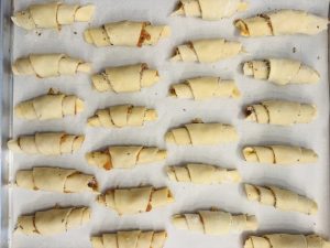 Cornulețe cu nucă și dulceață de caise