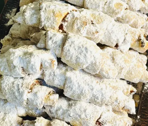 Cornulețe cu nucă și dulceață de caise
