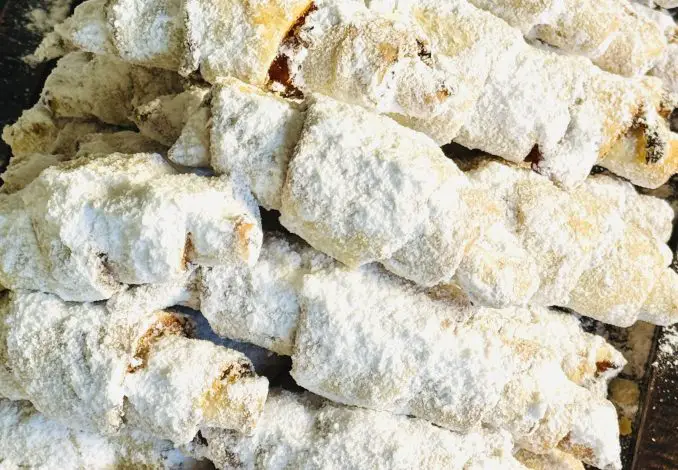 Cornulețe cu nucă și dulceață de caise