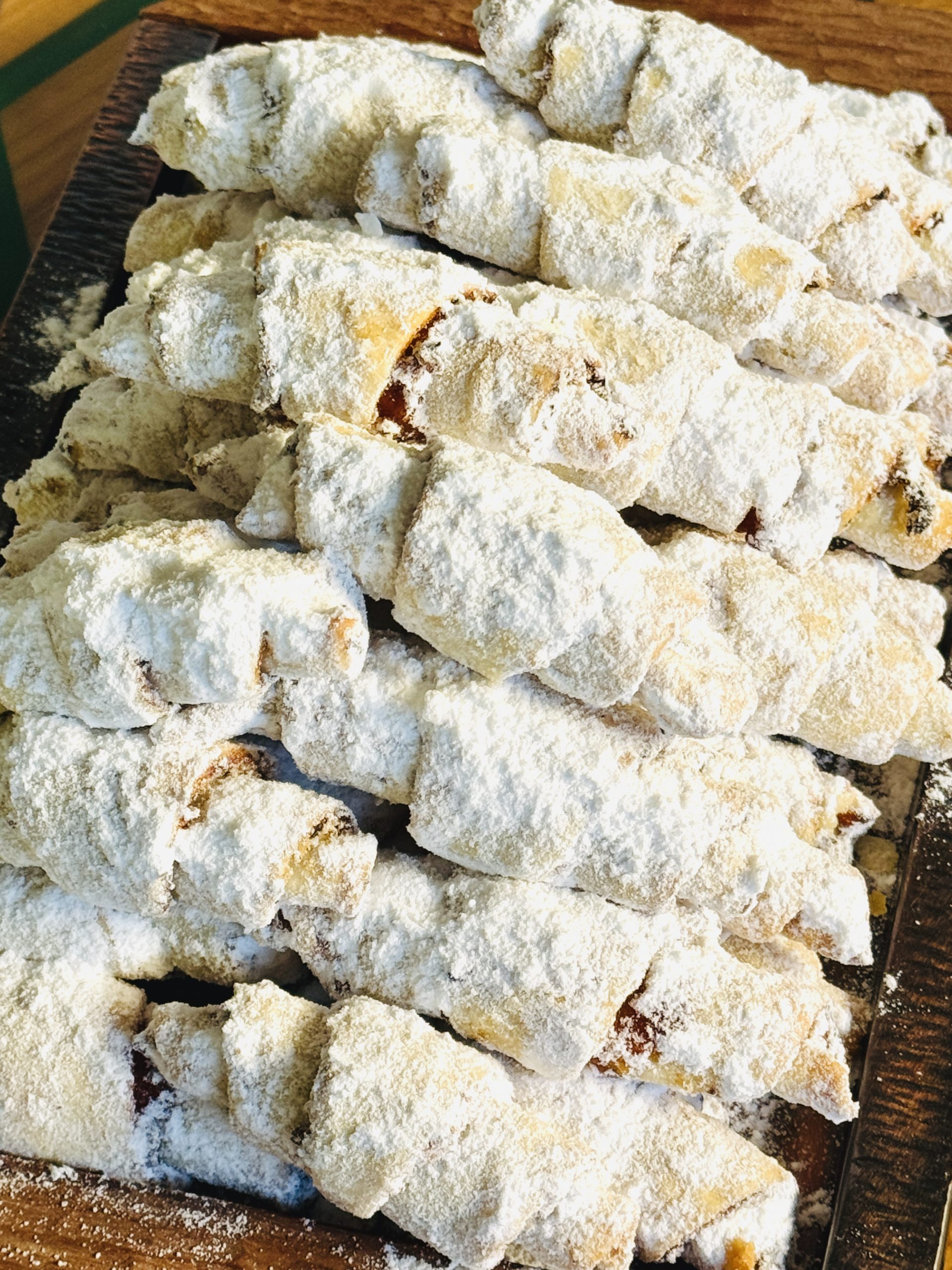 Cornulețe cu nucă și dulceață de caise