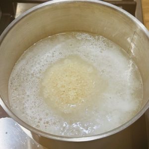 Orez cremos cu lapte de cocos și pere caramelizate