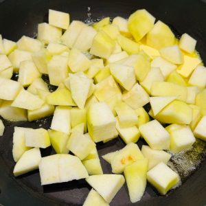 Orez cremos cu lapte de cocos și pere caramelizate