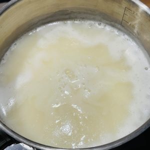 Orez cremos cu lapte de cocos și pere caramelizate