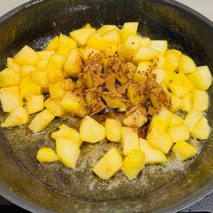 Orez cremos cu lapte de cocos și pere caramelizate