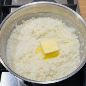 Orez cremos cu lapte de cocos și pere caramelizate