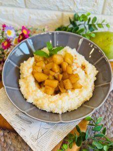 Orez cremos cu lapte de cocos și pere caramelizate