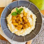 Orez cremos cu lapte de cocos și pere caramelizate