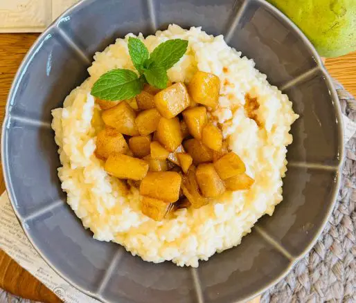 Orez cremos cu lapte de cocos și pere caramelizate