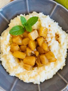 Orez cremos cu lapte de cocos și pere caramelizate