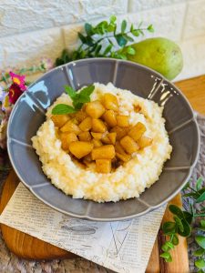 Orez cremos cu lapte de cocos și pere caramelizate