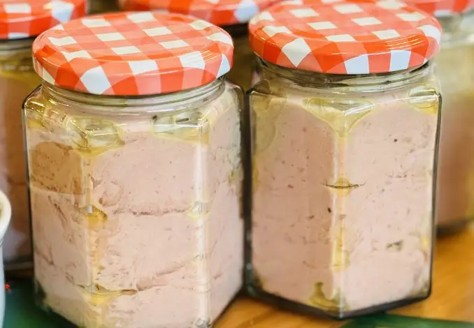 Pate de pui conservat la borcan