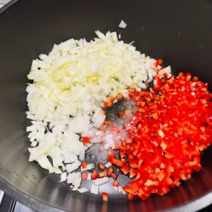 
Ciorbă de varză cu cartofi și afumătură - Rețetă sârbească