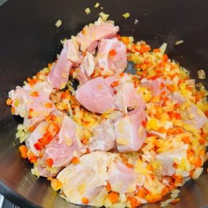 Ciorbă de varză cu cartofi și afumătură - Rețetă sârbească