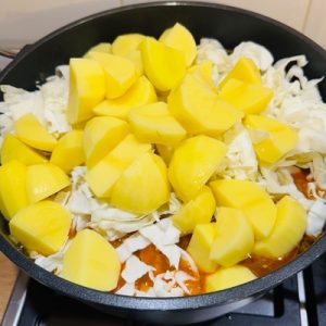 Ciorbă de varză cu cartofi și afumătură - Rețetă sârbească