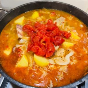 Ciorbă de varză cu cartofi și afumătură - Rețetă sârbească
