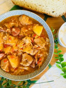 Ciorbă de varză cu cartofi și afumătură - Rețetă sârbească