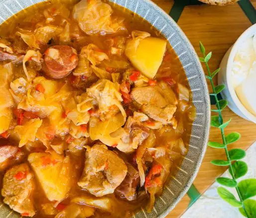 Ciorbă de varză cu cartofi și afumătură - Rețetă sârbească