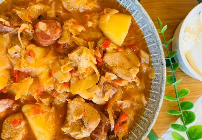 Ciorbă de varză cu cartofi și afumătură - Rețetă sârbească