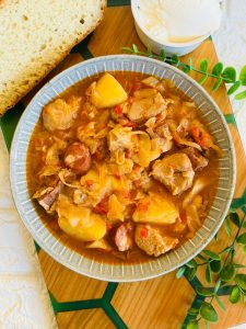 Ciorbă de varză cu cartofi și afumătură - Rețetă sârbească