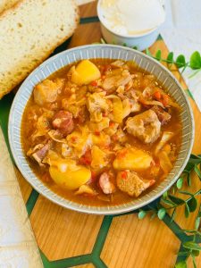 Ciorbă de varză cu cartofi și afumătură - Rețetă sârbească