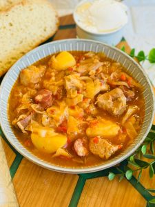 Ciorbă de varză cu cartofi și afumătură - Rețetă sârbească