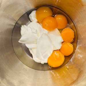 Prăjitură cu mac și mousse și jeleu de lămâie