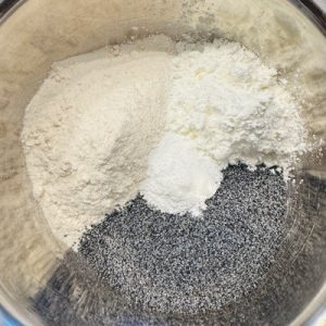 Prăjitură cu mac și mousse și jeleu de lămâie